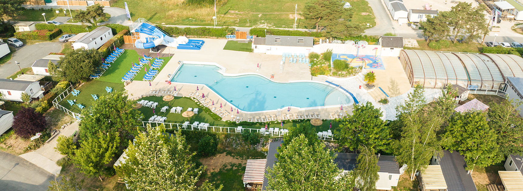 La piscine du camping le Domaine de Dugny vu en drone