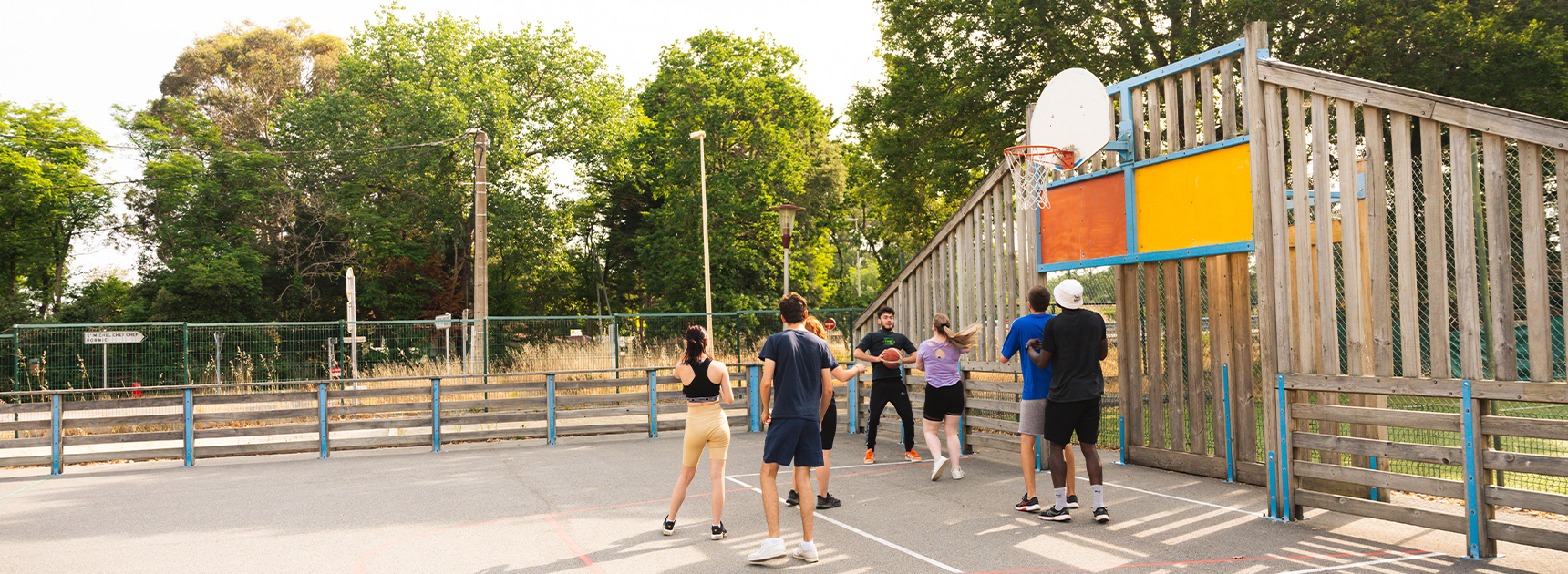 Faire du basket au camping Les Pierres Couchées