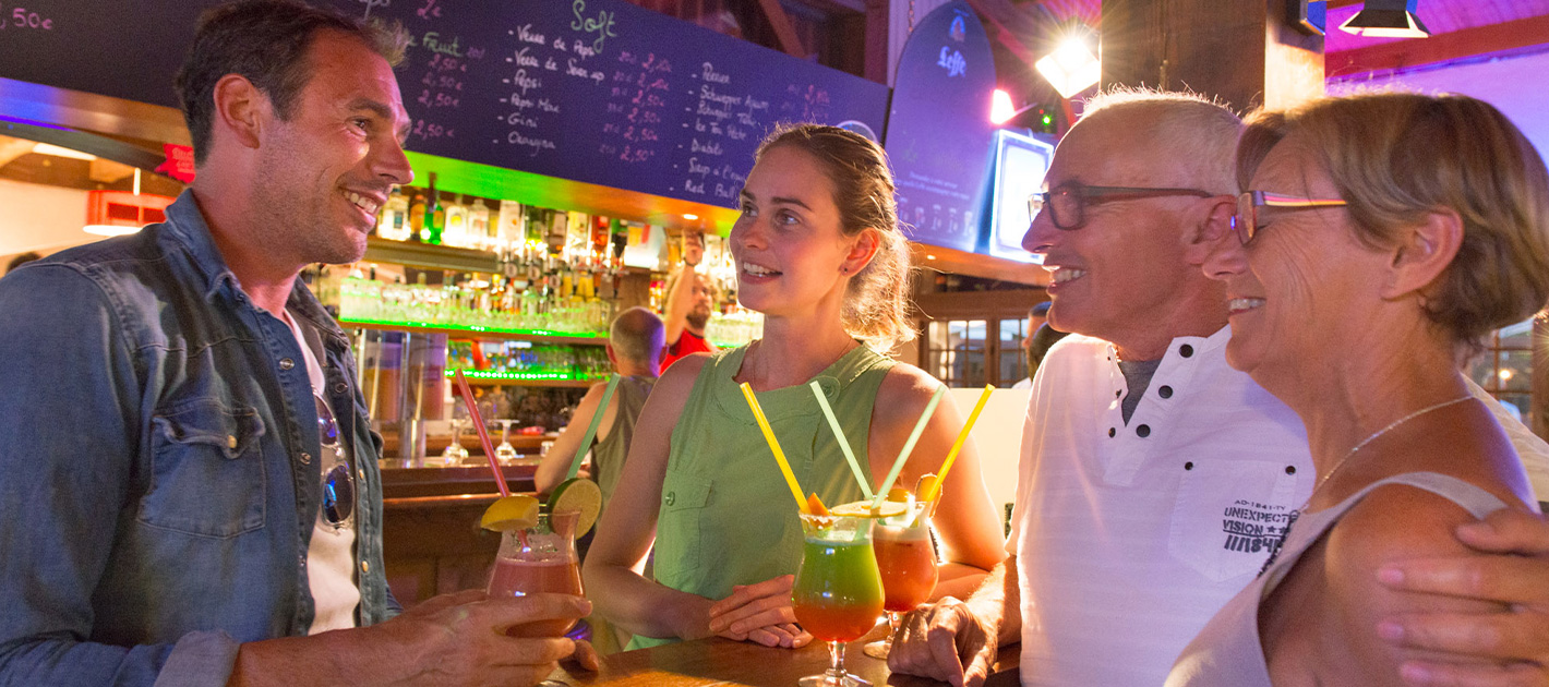 Famille au bar au camping le Bois Masson en Vendée