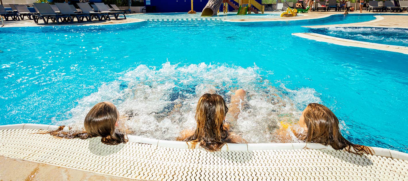 Se détendre entre amis dans la piscine