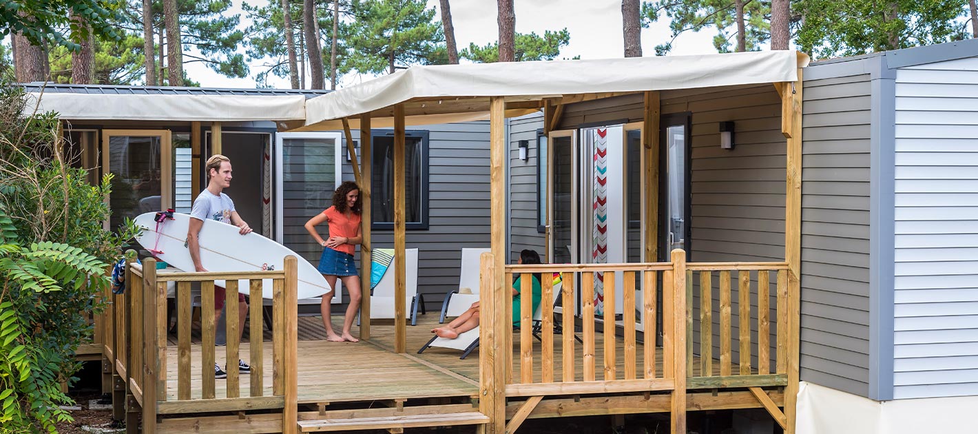 Profitez des grandes terrasses des mobil homes Tribu au camping Siblu Les Embruns