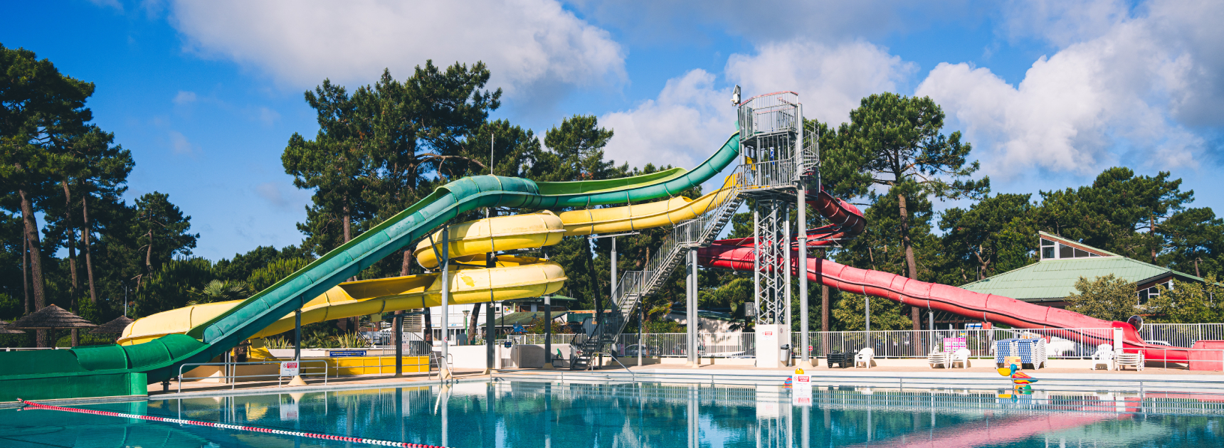 piscine avec toboggan