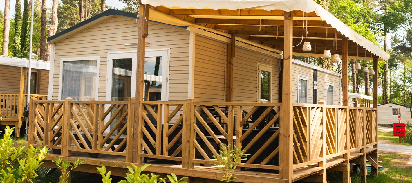 La terrasse d'un hébergement au Bois de Bayadène