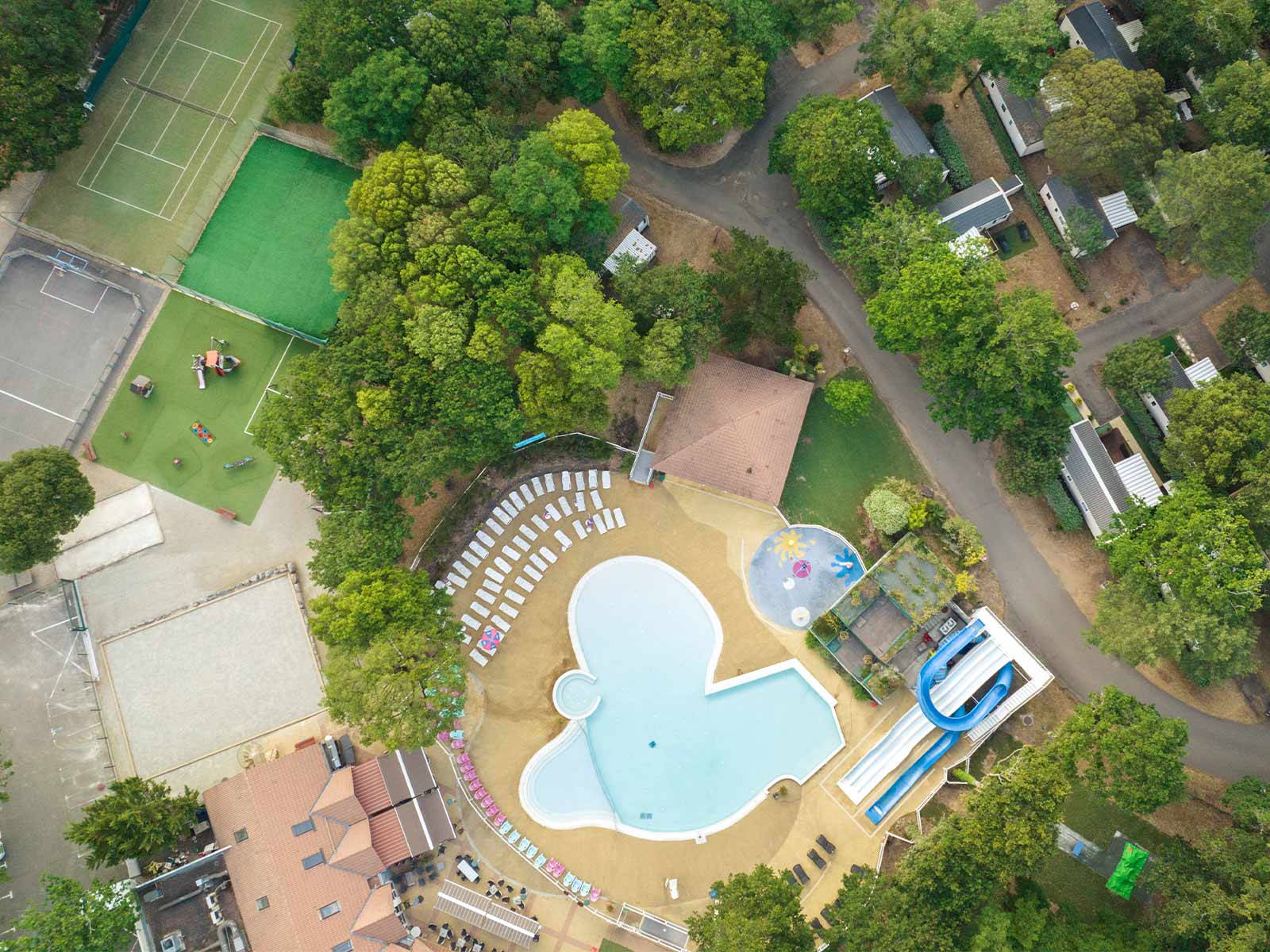 La magnifique vue aérienne du camping Siblu Villages Les Pierres Couchées 1