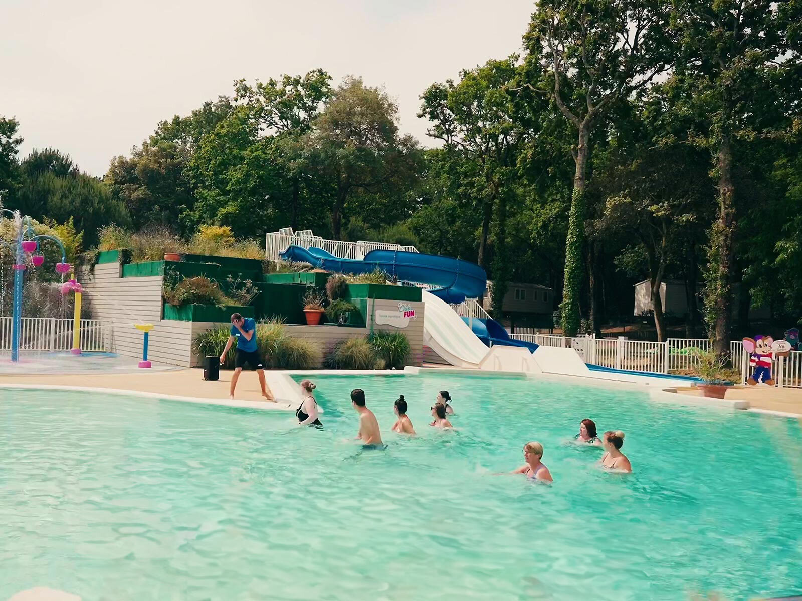L'espace aquatique avec l'aquagym au camping Les Pierres Couchées 