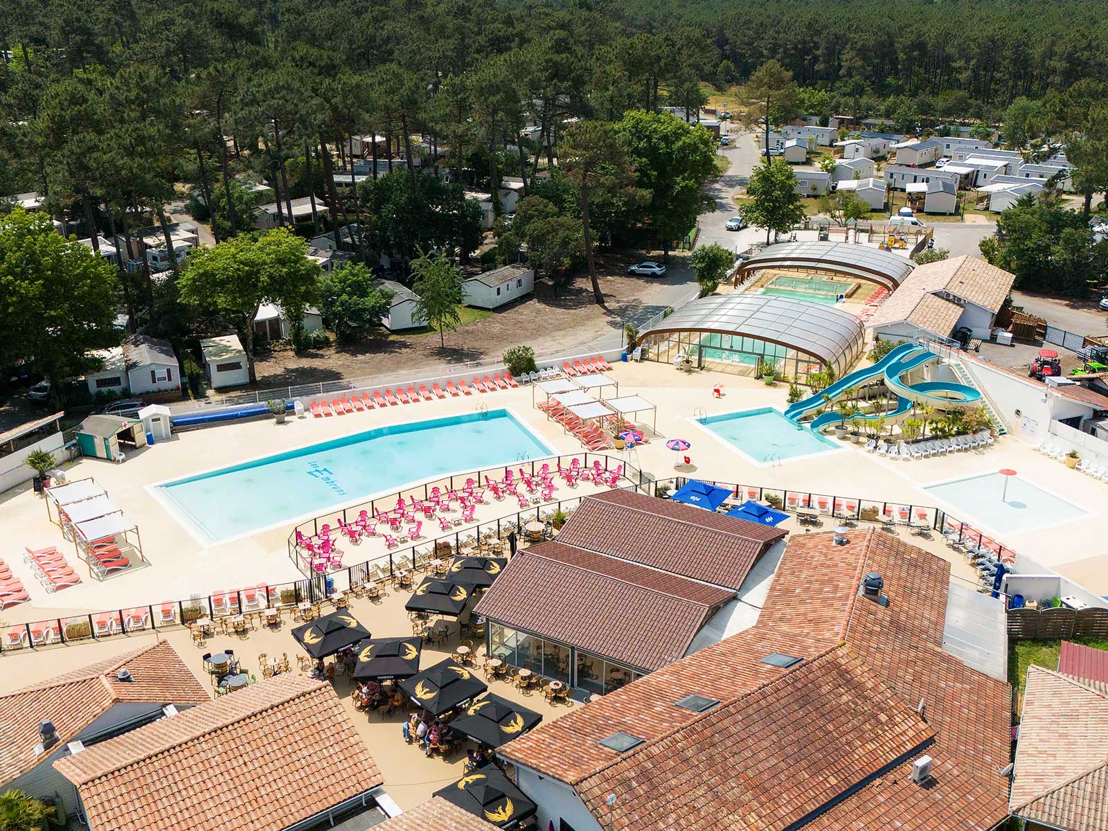 La vue aérienne de l'espace aquatique du camping Siblu Les Embruns
