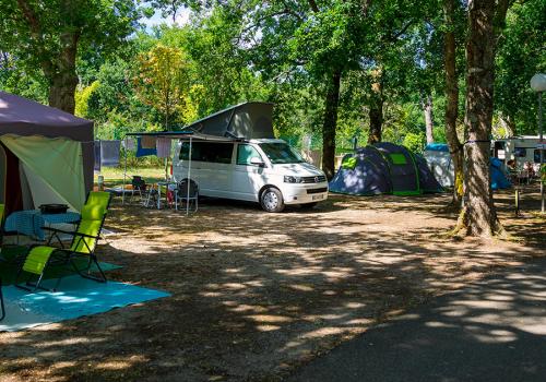 Emplacement de camping pour grande tente au camping La Pointe