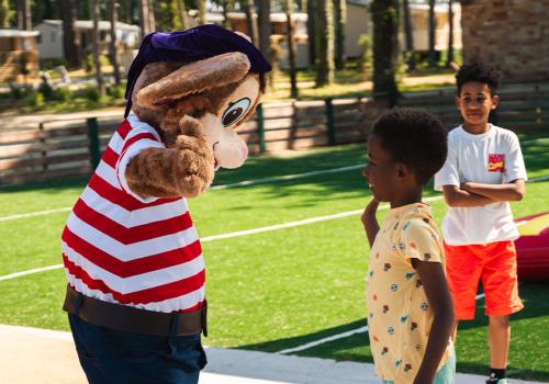 Club enfants aux camping Bois de Bayadène jeux avec la mascotte