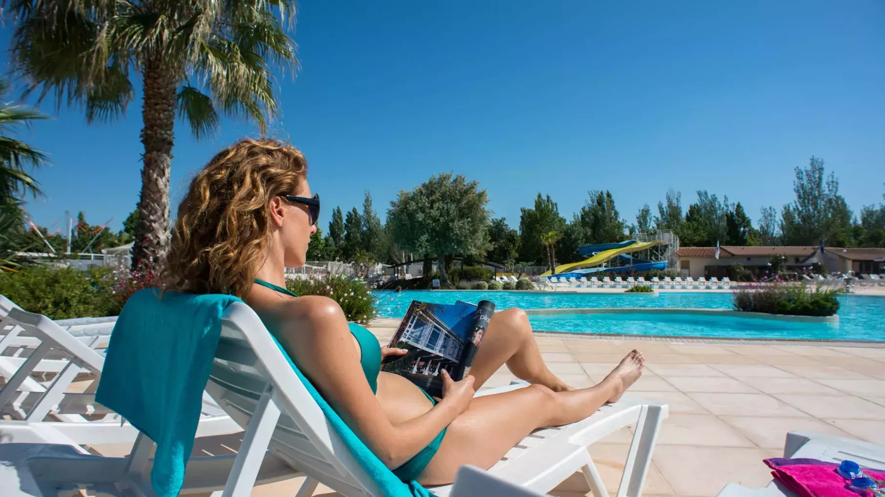 Le plaisir d'être au bord de la piscine pour se détendre !