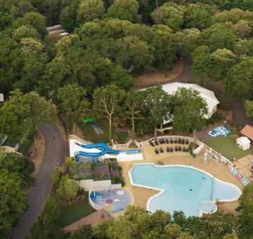 La piscine de du camping Les Pierres Couchées vu en drone