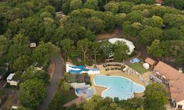 La piscine de du camping Les Pierres Couchées vu en drone