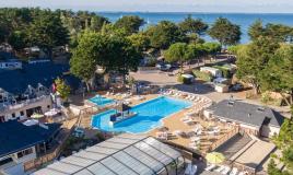 Piscine couverte en vu drone du camping Le Conguel