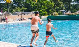 Les enfants jouent à la piscine de Bonne Anse Plage