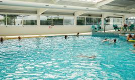 Barbotter dans la piscine couverte et chauffée du camping Siblu Les Charmettes