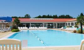 Une des piscines du camping Siblu Les Charmettes avec ligne d'eau