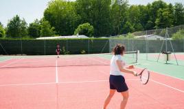 Cours de tennis au camping Les Charmettes entre amis