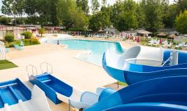 La piscine du camping Domaine de Dugny