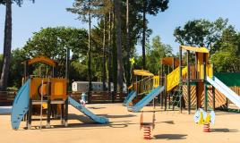 Club enfants aux camping Bois de Bayadène sur la grande aire de jeux