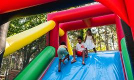 Club enfants aux camping Bois de Bayadène jeux gonflables