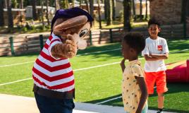 Club enfants aux camping Bois de Bayadène jeux avec la mascotte