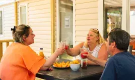Apéritif sur la terrasse d'un hébergement au Bois de Bayadène