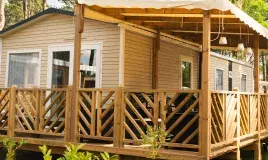 La terrasse d'un hébergement au Bois de Bayadène