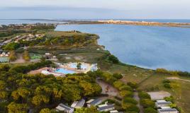 La magnifique vue aérienne du camping Siblu Villages Le Lac des Rêves