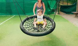 Se balancer avec la balançoire du camping Siblu Les Pierres Couchées