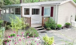 Un des nombreux hébergements au camping Siblu Les Pierres Couchées