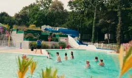 Un cour d'aquagym au camping Siblu Les Pierres Couchées
