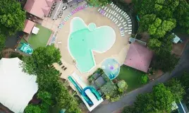 Vue aérienne de la piscine au camping Les Pierres Couchées