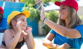 Jeux avec les animateurs au club enfants au camping Siblu Le Marisol
