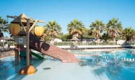 Les toboggans pour les enfants dans l'espace aquatique du camping Siblu Le Marisol