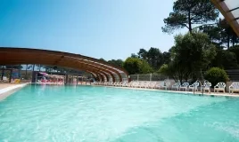 La piscine couverte du camping Siblu Villages Les Embruns