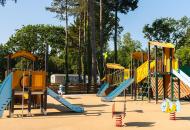 Club enfants aux camping Bois de Bayadène sur la grande aire de jeux