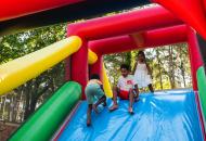 Club enfants aux camping Bois de Bayadène jeux gonflables