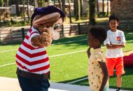 Club enfants aux camping Bois de Bayadène jeux avec la mascotte