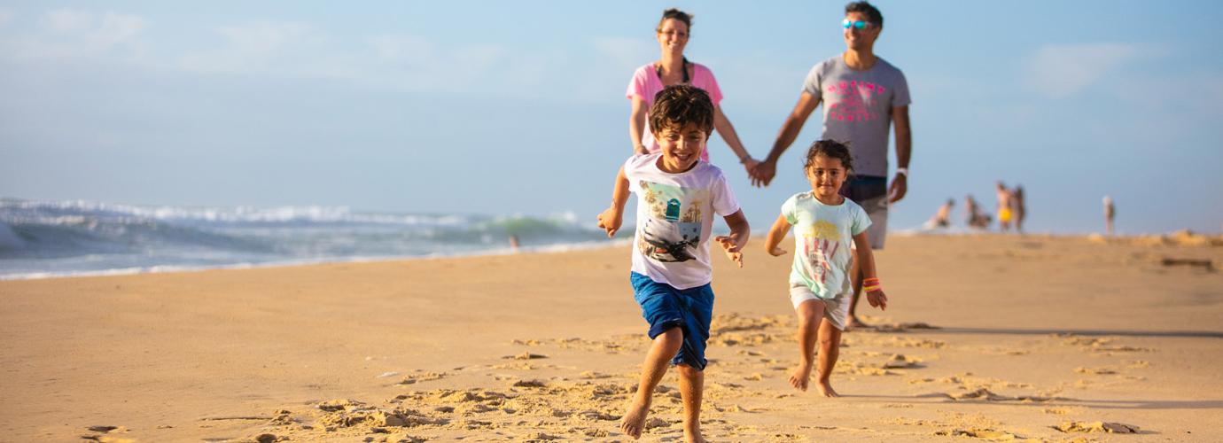 Famille sur la plage proche du camping Les Oyats