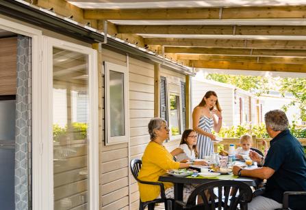 Famille sur la terrasse de son mobil home