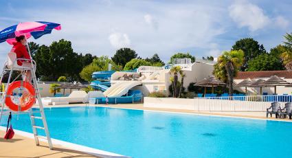 Piscine extérieure et toboggans au Bois Masson