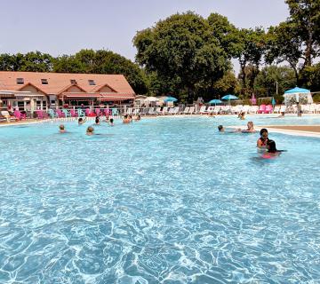 Piscine extérieure camping Les Pierres Couchées