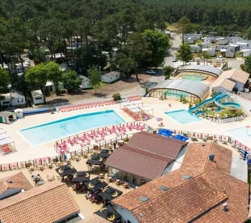 La vue aérienne de l'espace aquatique du camping Siblu Les Embruns