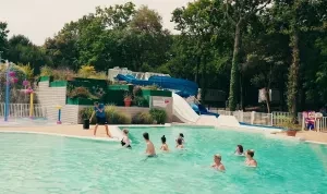 L'espace aquatique avec l'aquagym au camping Les Pierres Couchées 