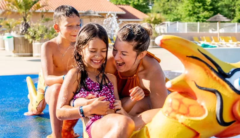En famille à la Piscine du camping Les Oyats