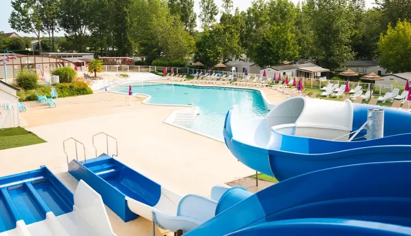 La piscine du camping Domaine de Dugny