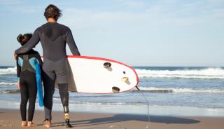 Surfer sur les vagues de l’Océan Atlantique