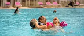 Piscine avec enfants et parents dans l'eau