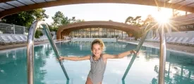Belle piscine couvrable pour les amateurs de natation