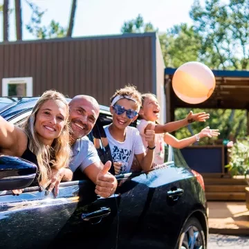 Famille heureuse d'avoir réservé dans les campings Siblu Villages