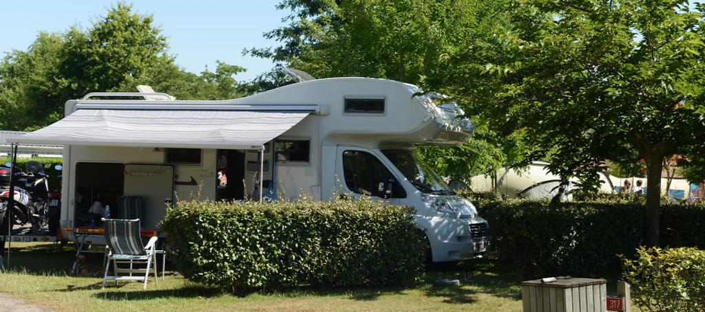 Emplacement camping-car au camping Le Pipiou